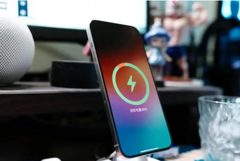 黄陵苹果15换屏服务分享用什么充电器给iPhone15充电更好 